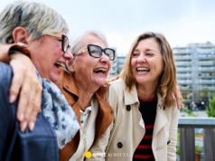 Nowy trend wśród dojrzałych kobiet. Kim są "queenagers"