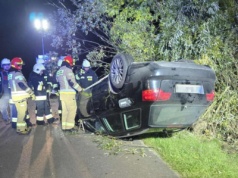 Zjechał z drogi i dachował. 29-letni kierowca audi z obrażeniami trafił do szpitala