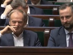 Nietypowa sytuacja w Sejmie. Tusk nagle wykonał dziwny gest do posła PiS