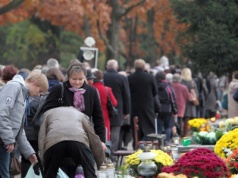 Co ubrać na Wszystkich Świętych? Uważaj, by nie narazić się na krytykę