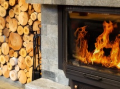 Jak uniknąć pożaru sadzy? Dzięki tym zasadom palenia drewnem w kominku