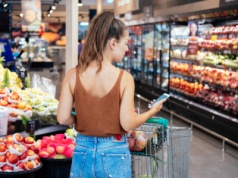 Coraz więcej osób eliminuje owoce z diety. Specjaliści ostrzegają przed skutkami