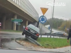 Zjeżdżał Mercedesem z trasy S8, zawisł na barierkach