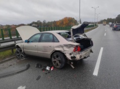 Na ekspresówce audi wpadło w poślizg. Auto uderzyło w bariery (zdjęcia)
