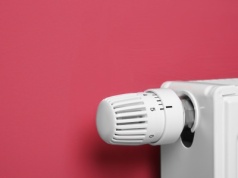 Prosty trik z kaloryferem. Użyj domowego gadżetu, a zacznie lepiej grzać