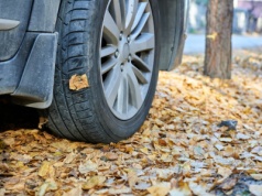 Kiedy zmiana na "zimówki"? Nie szukaj daty w przepisach. Ten moment kierowcy powinni znać na pamięć