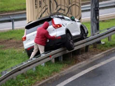 Było za szybko na łuku jezdni. Volvo wjechało na bariery, obok fiat zderzył się z oplem (zdjęcia)