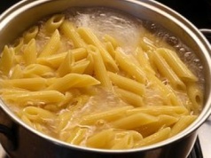 Makaron zawsze ci się skleja? Sprawdź, czy nie robisz tego głupiego błędu