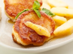 ​Znudziły ci się racuchy z jabłkami? Tym razem zrób je z innymi jesiennymi owocami