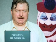 Posuń się, Ed Gein, nadchodzi John Wayne Gacy. Serial o Klaunie Zabójcy już w streamingu