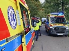 BMW rozkwaszone na drzewie. 3 osoby poszkodowane w tym dziecko (ZDJĘCIA)