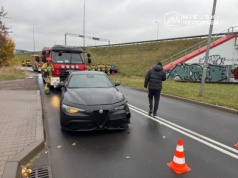 Czołowe zderzenie BMW i Alfa Romeo przy lotnisku. Jedna osoba w szpitalu