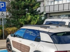 Zaparkowała na "kopercie". Za szybą karta wystawiona na zmarłą matkę