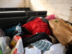 Ubrania wylądują w nowym worku. Gminy wprowadzają kolejny kolor