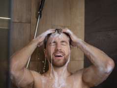 Prysznic rano czy przed snem? Będziesz zaskoczony: twoje łóżko jest kluczowe, a nie pora dnia