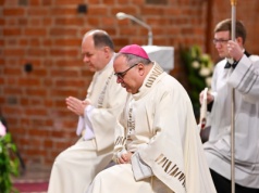 Abp Filipazzi: módlmy się na różańcu o pokój i za nowego biskupa Elbląga