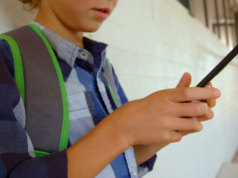 Czy nauczyciel może zabrać uczniowi telefon i przeglądać jego zawartość? Opinia prawnika