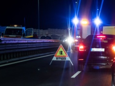 Na krajowej „siódemce” samochód uderzył w bariery. Ranna jest jedna osoba