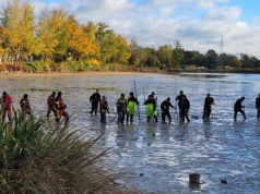 Policja przeszukuje staw Błaskowiec. Sprawa zaginięcia Karoliny Wróbel