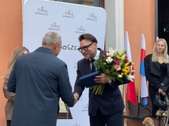 Doktor Paweł Rajewski odsłonił swój podpis w Bydgoskiej Alei Autografów