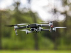 MON: Uczniowie szkół średnich nauczą się pilotować drony – Rusza pilotaż programu MON „OPW z dronem