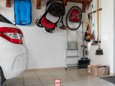 Prosty sposób na parkowanie w ciasnym garażu. Jest patent z piłeczką tenisową