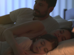 Oto, dlaczego dziecko nie chce spać we własnym łóżku. "Nie zawsze chodzi o lęk"