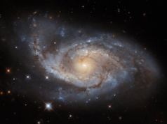 Astronomowie uchwycili galaktykę spiralną z poprzeczką w gwiazdozbiorze Żagla