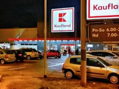 Parkowanie nocą pod Lidlem lub Biedronką. Czy grozi mandat albo odholowanie?