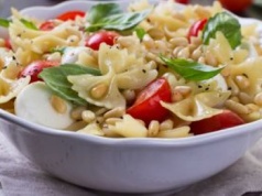 Ta sałatka zajmuje tyle, ile gotowanie makaronu. Moi goście ją uwielbiają