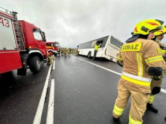 Groźny wypadek na DK 16 pod Olsztynem. Autobus z pasażerami zderzył się z osobówką