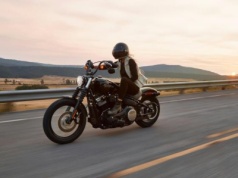 Jak dobrać motocykl dla niskiej kobiety i o czym pamiętać?