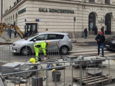 Narzeka na remont wokół Filharmonii w trakcie Konkursu Chopinowskiego. "Zaniedbanie kompromitujące władze miasta"