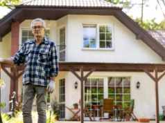 Kto dziedziczy spadek po bezdzietnym? Te osoby dostaną dom i oszczędności