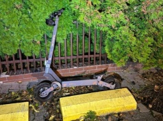 Kierujący hulajnogą był pijany, jechał za szybko i nie zauważył sygnalizatora – policjanci skierują wniosek do sądu o jego ukaranie