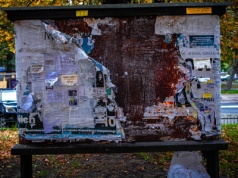 Nielegalne tablice w sercu Nowej Huty. Miasto nakłada kary, właściciel nie reaguje