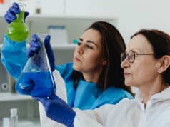 Niepokojące dane z USA: 70 proc. mniej publikacji kobiet w nauce