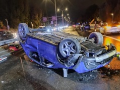 Auto rosyjskiej ambasady dachowało na Wisłostradzie. Jedna osoba w szpitalu