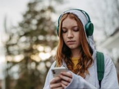 Duże zmiany w Meta. Rodzice będą mogli kontrolować rozmowy dzieci ze sztuczną inteligencją