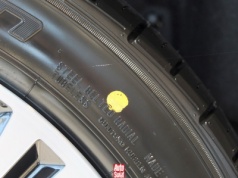 Kolorowe kropki i paski na oponach i felgach. Co oznaczają? Są różne kolory