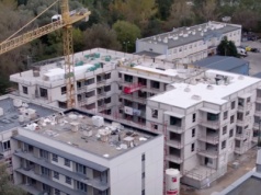 Zawisła wiecha na przyszłym osiedlu mieszkaniowym Laurowy Zakątek w Bydgoszczy