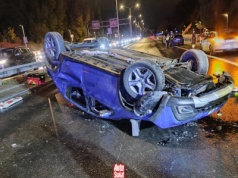 Auto z rosyjskiej ambasady dachowało na warszawskiej Wisłostradzie