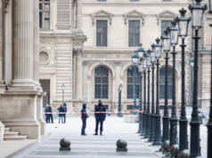 Z Luwru skradziono klejnoty, sprawcy uciekli