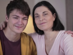 Zanim dzieci wyfruną z domu, przytul je mocniej. Bo potem zostaje tylko cisza i zdjęcia na ścianie