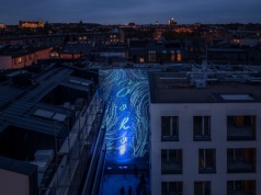 Fluorescencyjny mural nagrodzony. Znajduje się w Krakowie