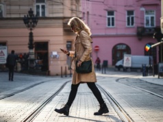 Nie tylko na zebrze. 4 sytuacje, w których pieszy wygrywa. Kierowcy nie mają nic do gadania