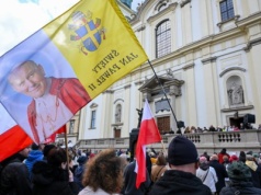 Z Janem Pawłem II na sztandarach. Marsz papieski w Warszawie. Wierni na Krakowskim Przedmieściu