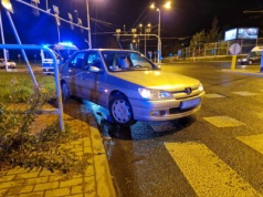 Nie zauważyła pieszej na przejściu. Potrącona przez peugeota kobieta trafiła do szpitala (zdjęcia)