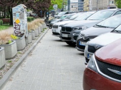 Parkowanie na chodniku. Ten przepis zaskakuje kierowców nowych SUV-ów