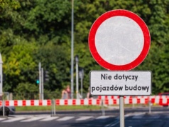 Montują progi zwalniające na Dewajtis. Ulica zamknięta przez tydzień. Brak wjazdu na UKSW